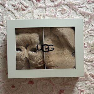 UGG Bixbee Hat Mitten, Bootie Set for Baby, size 2/3 (6-12 months)